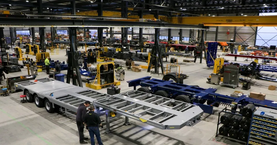 Broshuis productiehal met collega's aan een trailer in aanbouw