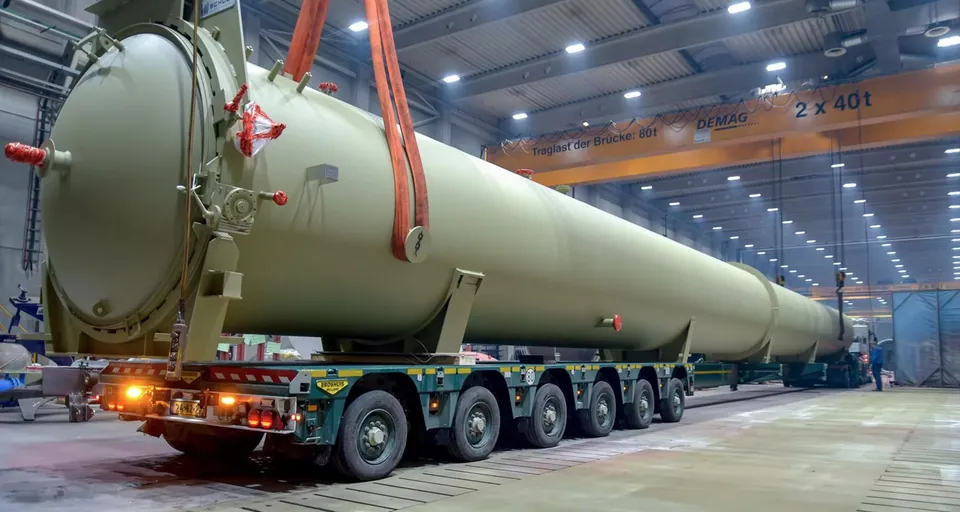 Broshuis: speciaaltransport-trailer met groot drukvat