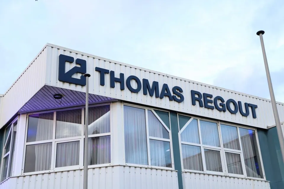Gevel van het bedrijfspand van Thomas Regout met logo en bedrijfsnaam