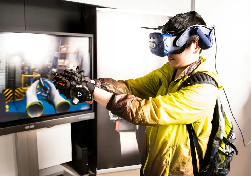 Medewerker traint in VR met headset en haptische handschoenen