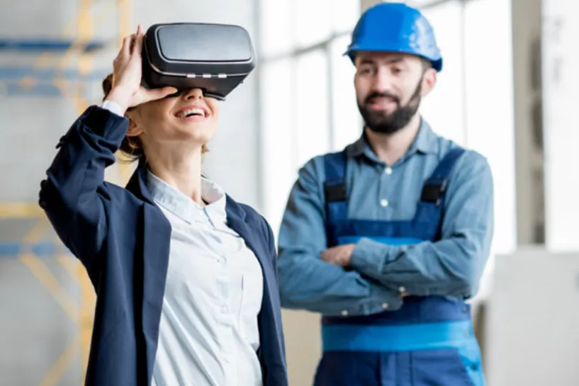 Medewerker ervaart VR met een headset op de werkvloer